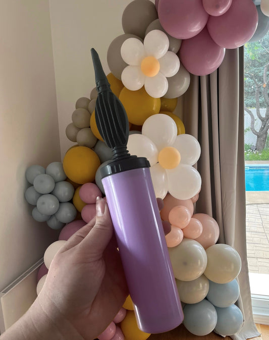 Manual balloon pump